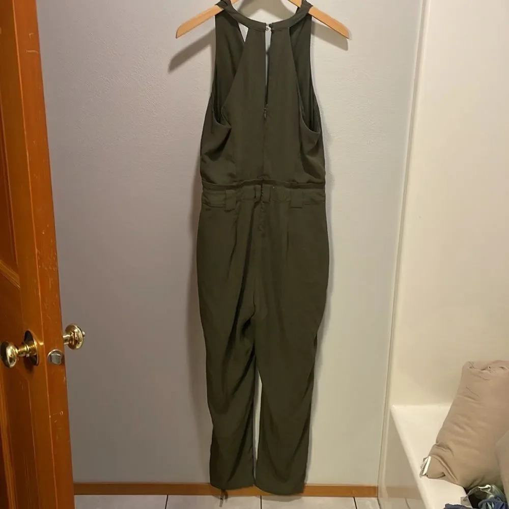 Lulus Woman’s army green jumpsuit. It’s missing the belt - Picture 10 of 12